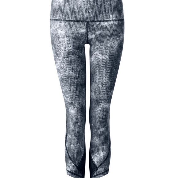 Lululemon Essential Rhythm Crop (Full-On Luxtreme)
White/Black .EUC. Size 8. - Picture 3 of 4